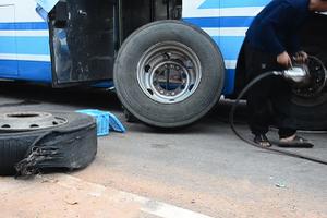 6 Điều tài xế cần biết để phòng tránh nổ lốp ô tô mùa nắng nóng